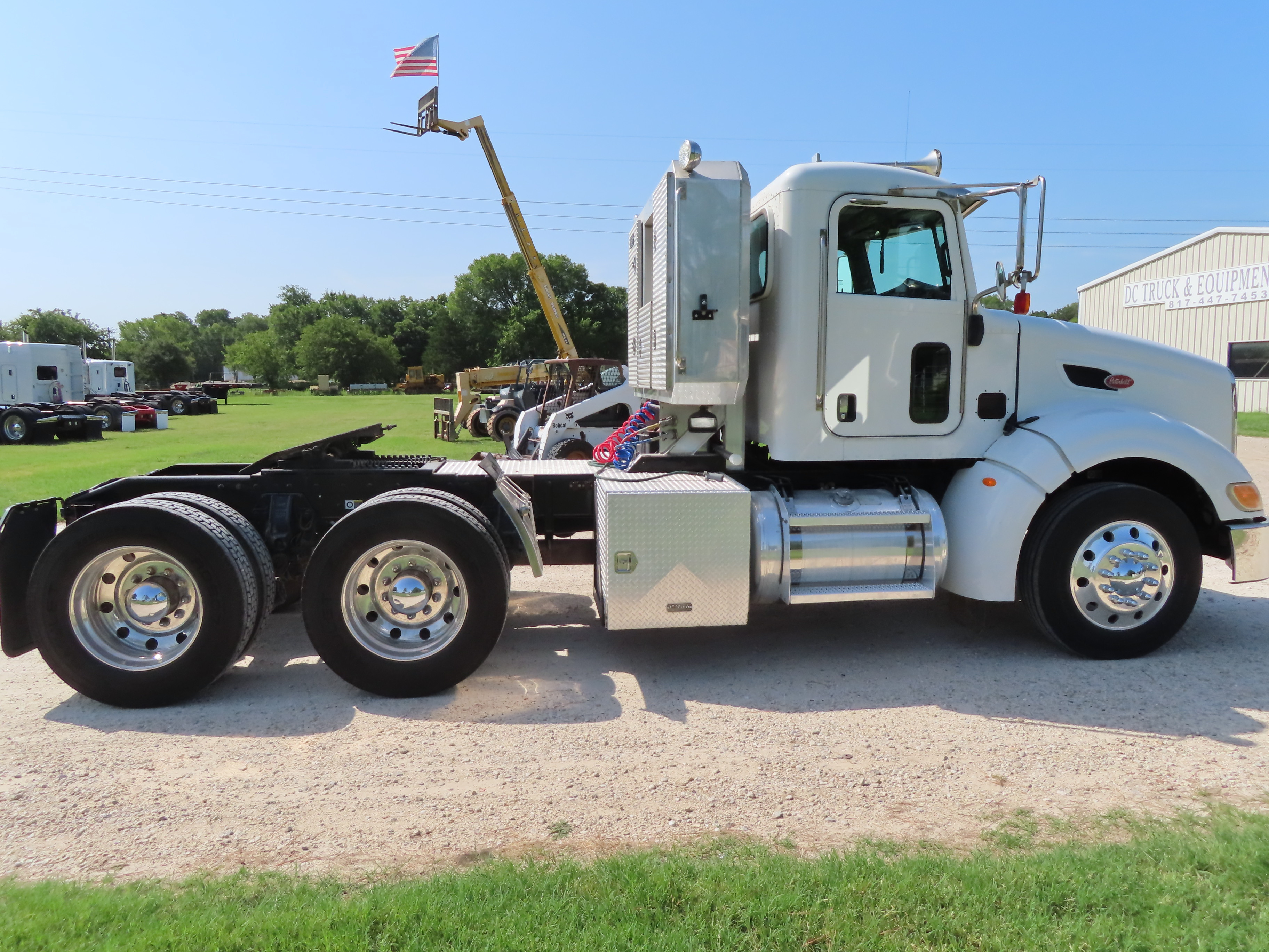 2009 Peterbilt 386 Daycab - TRK