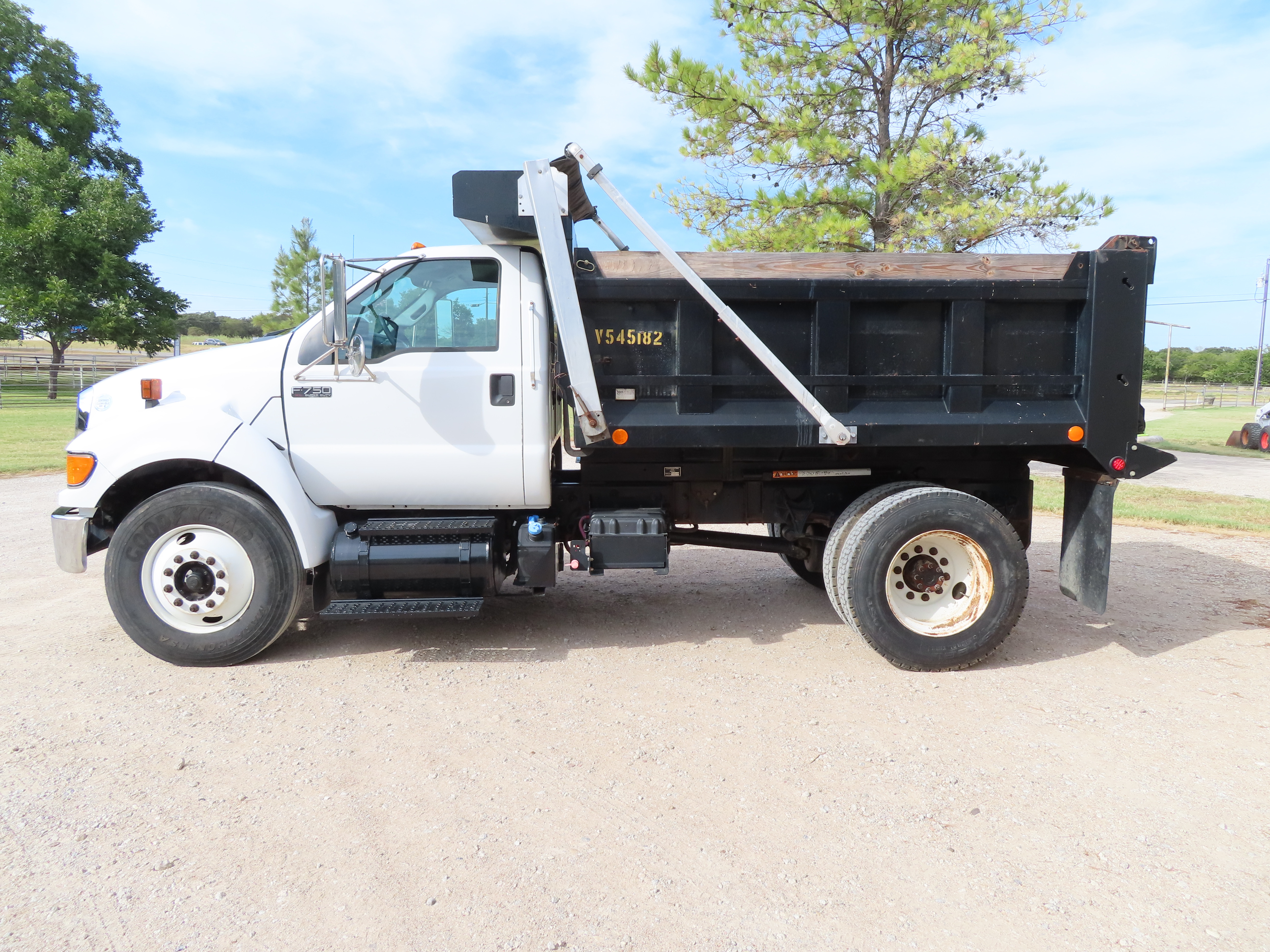 2015 Ford F750 DUMP TRUCK - TRK