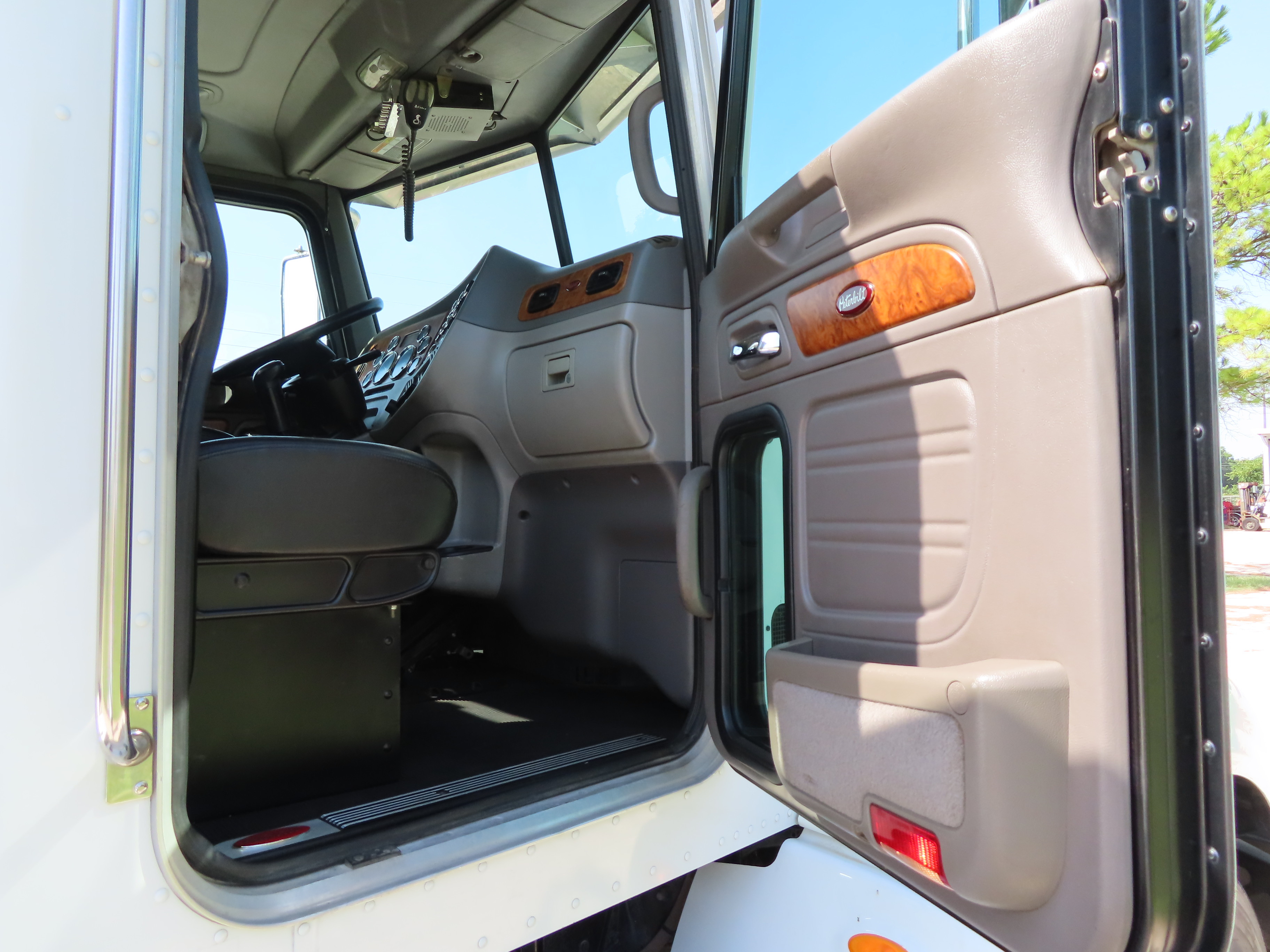 2009 Peterbilt 386 Daycab - TRK