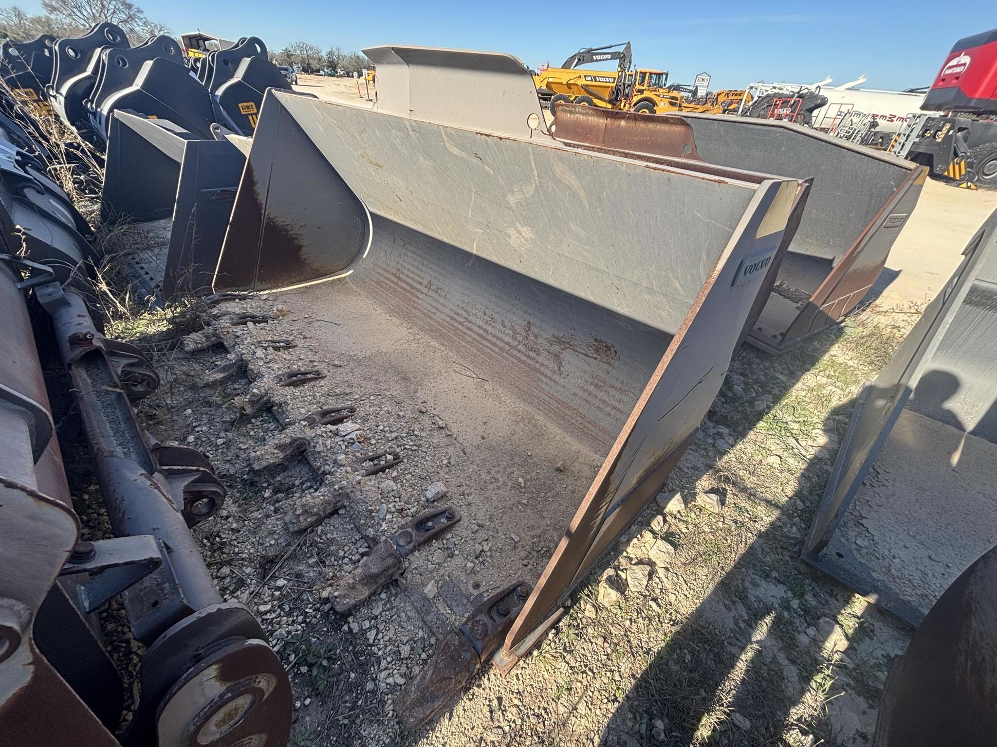 0 Volvo 5.25 YD PIN-ON BUCKET W/TEETH - L150H