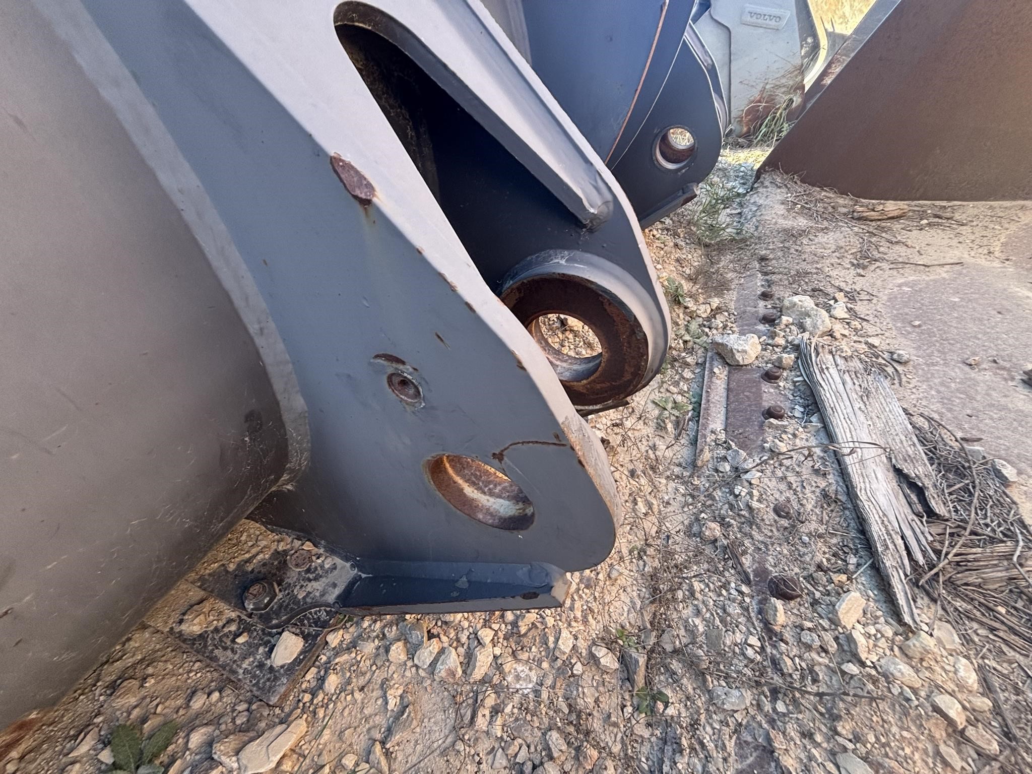 0 Volvo 5.25 YD PIN-ON BUCKET W/TEETH - L150H