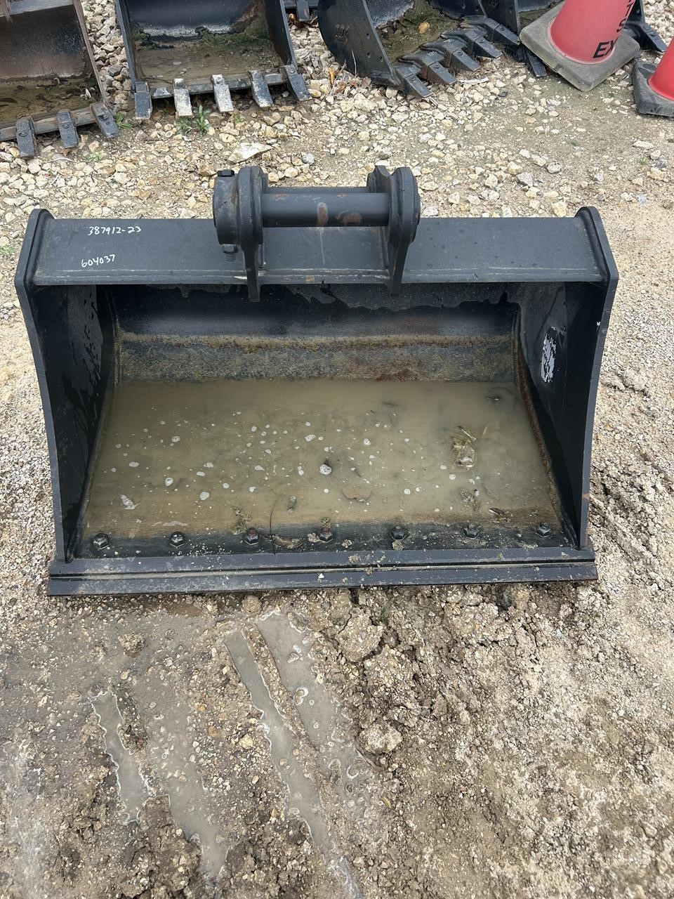 0 Yanmar 42 in. CLEAN-OUT BUCKET - YANMAR VIO100 EXCAVATOR