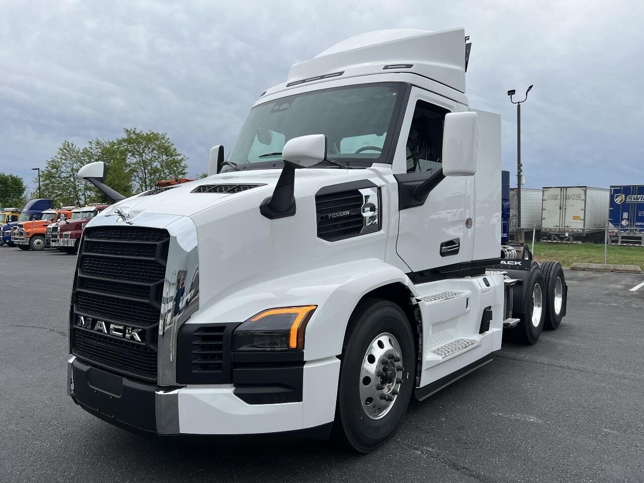 Photo of 2027 Mack PIONEER