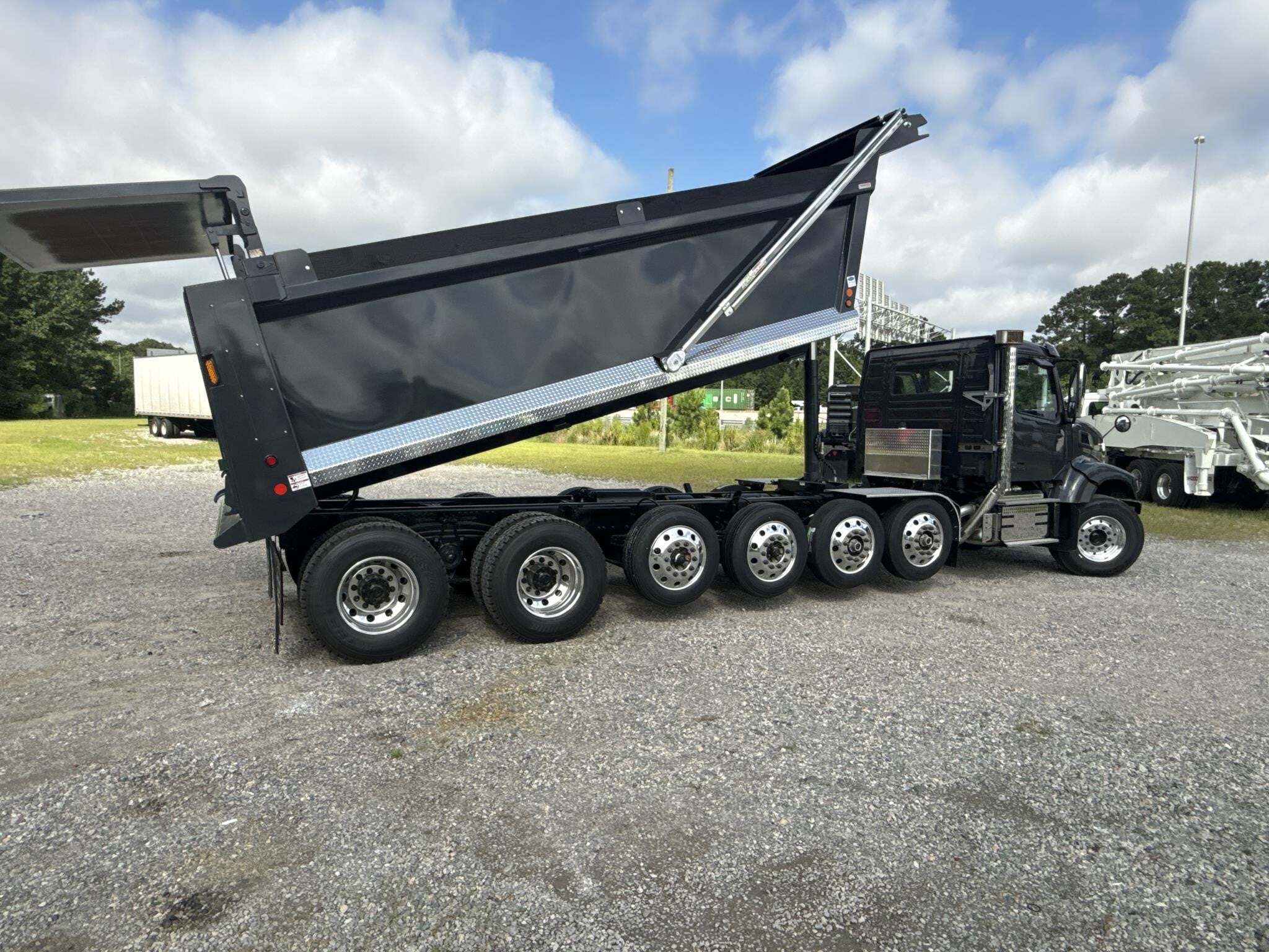 2027 Volvo VHD104F300