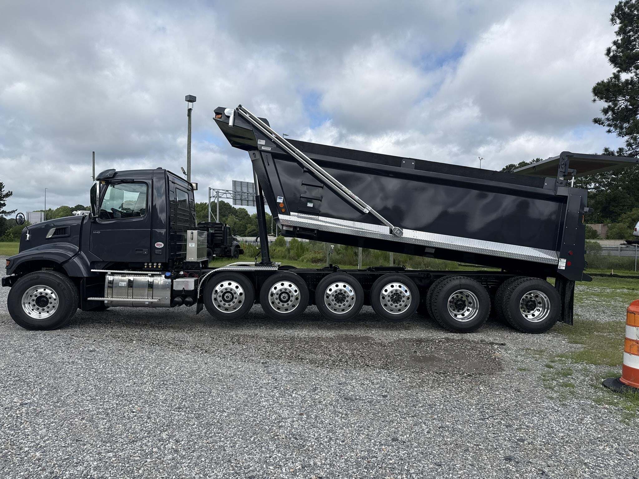 2027 Volvo VHD104F300