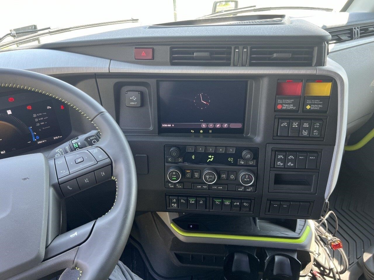 2025 Volvo VNL64T860