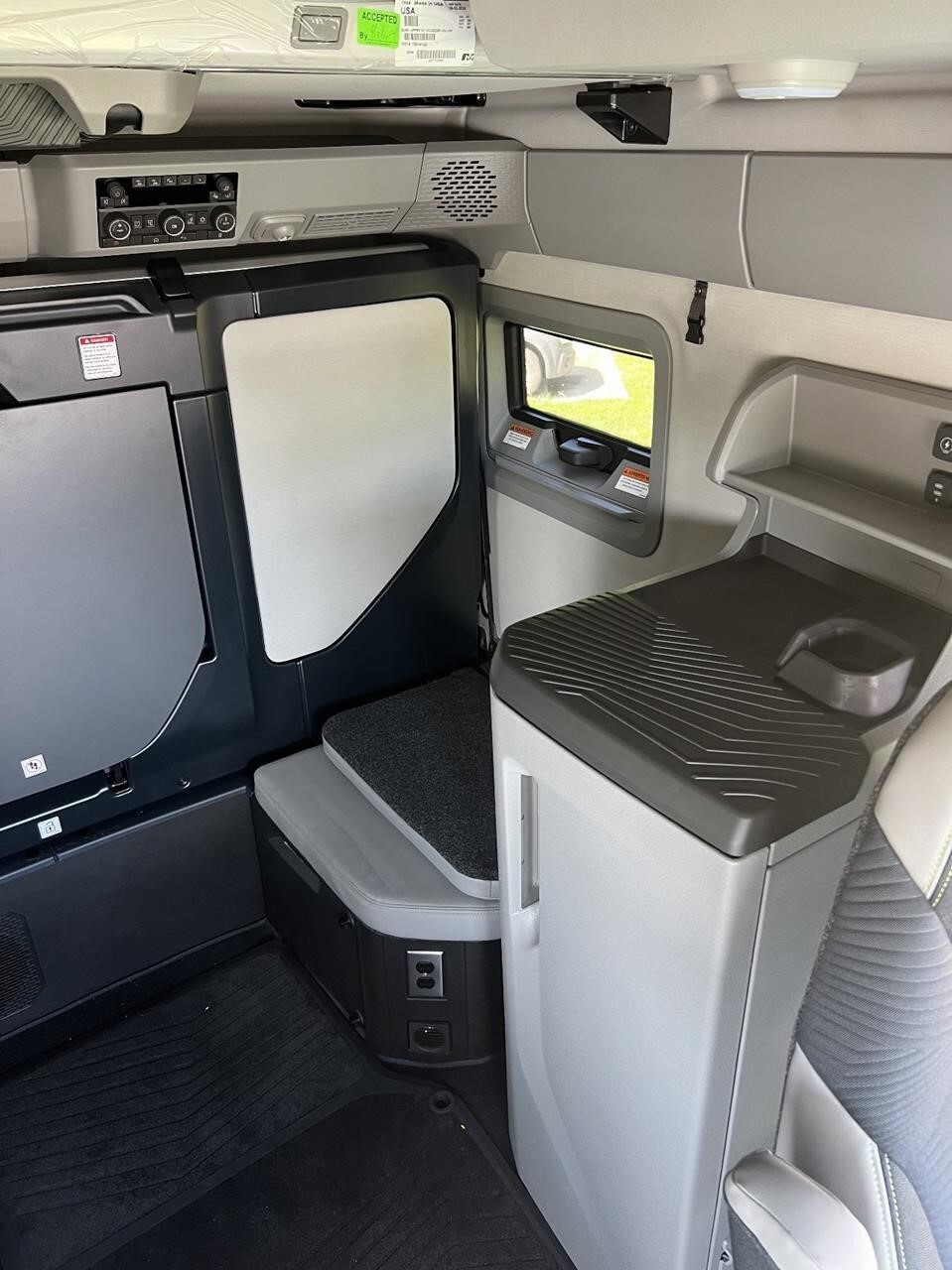 2025 Volvo VNL64T860