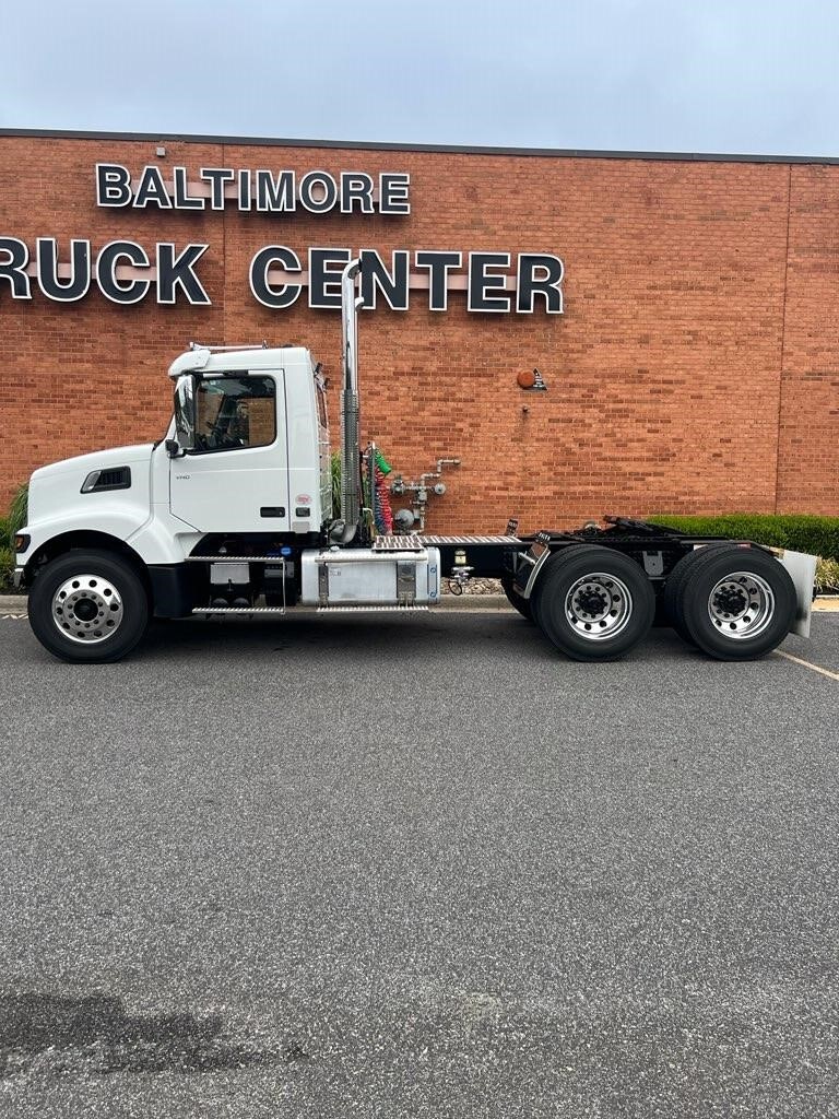 2027 Volvo VHD64FT300