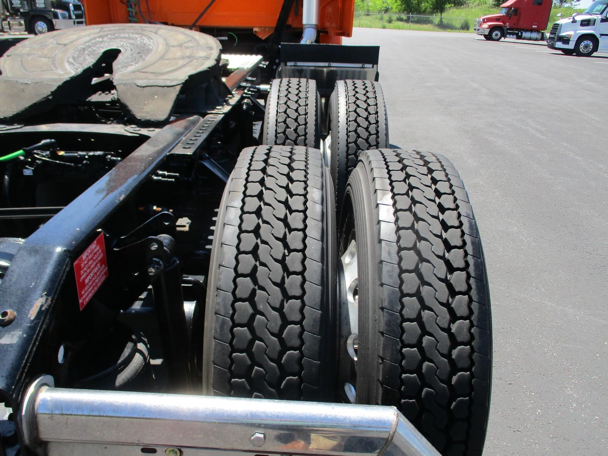 2022 Volvo VNR64T300
