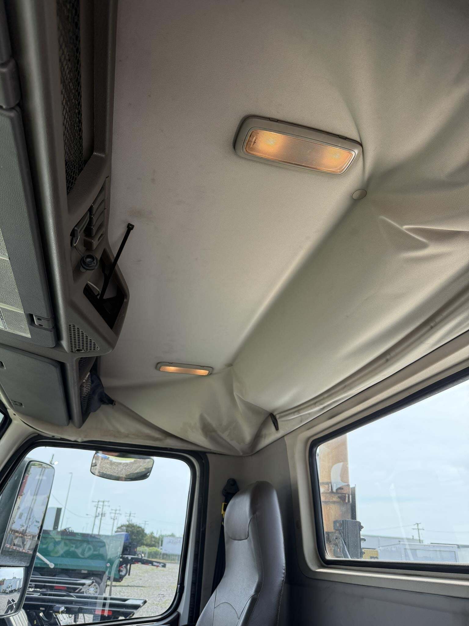 2014 Volvo VNL64T300