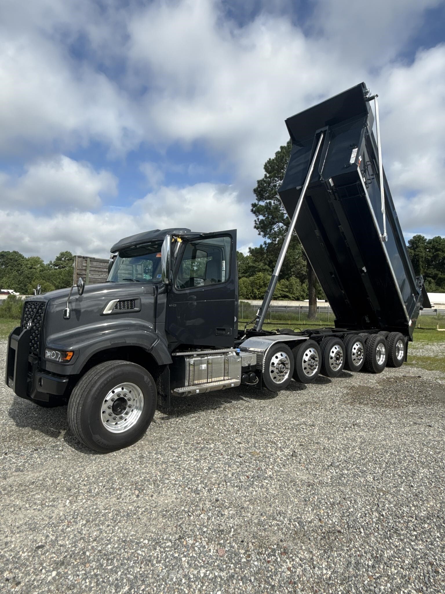 2027 Volvo VHD104F300