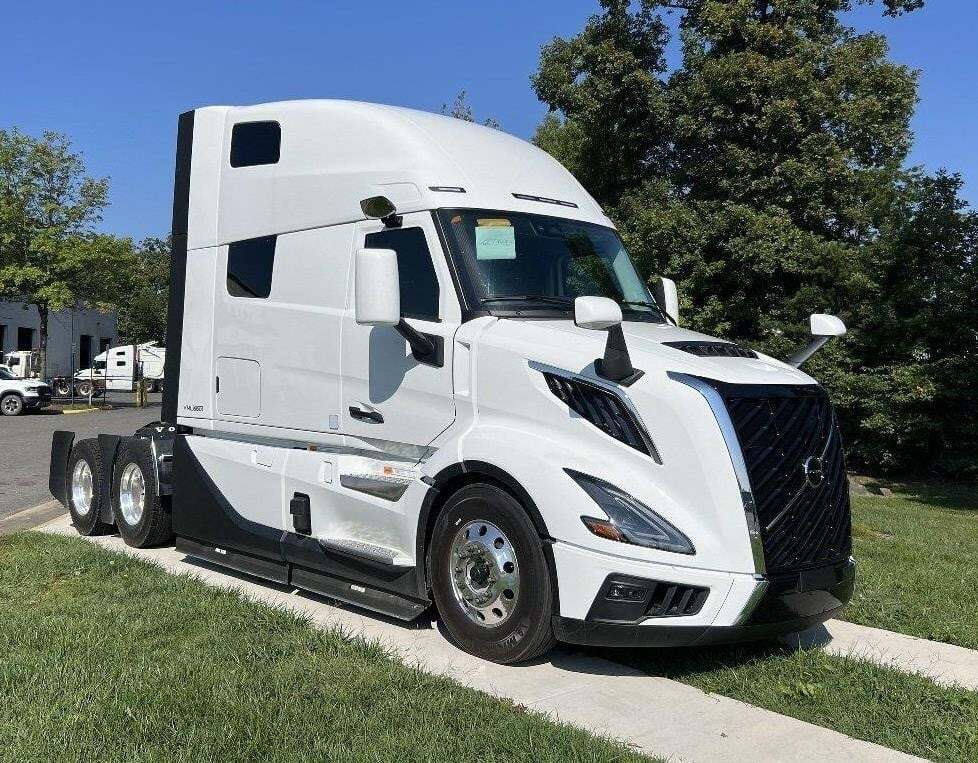 2025 Volvo VNL64T860