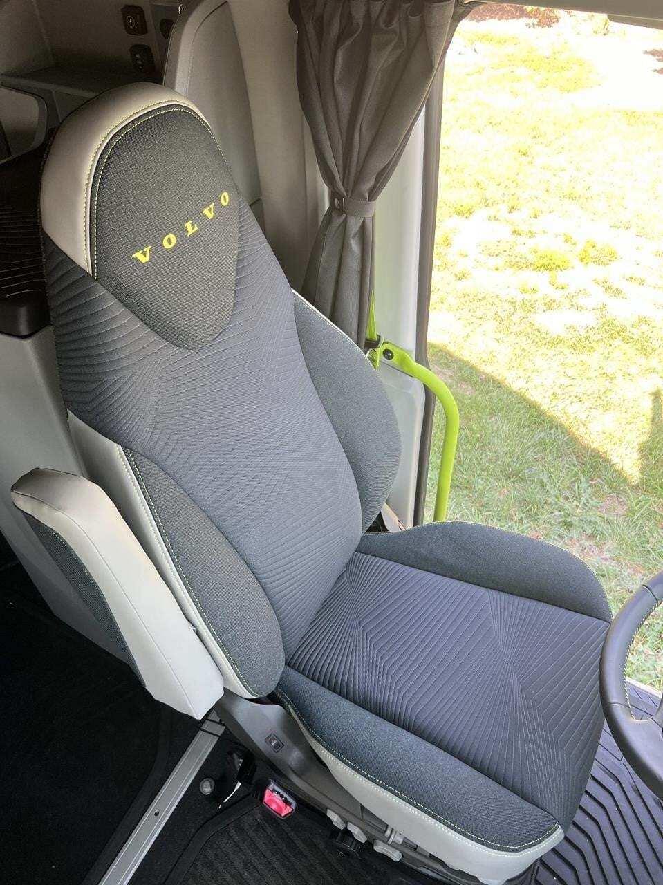 2025 Volvo VNL64T860