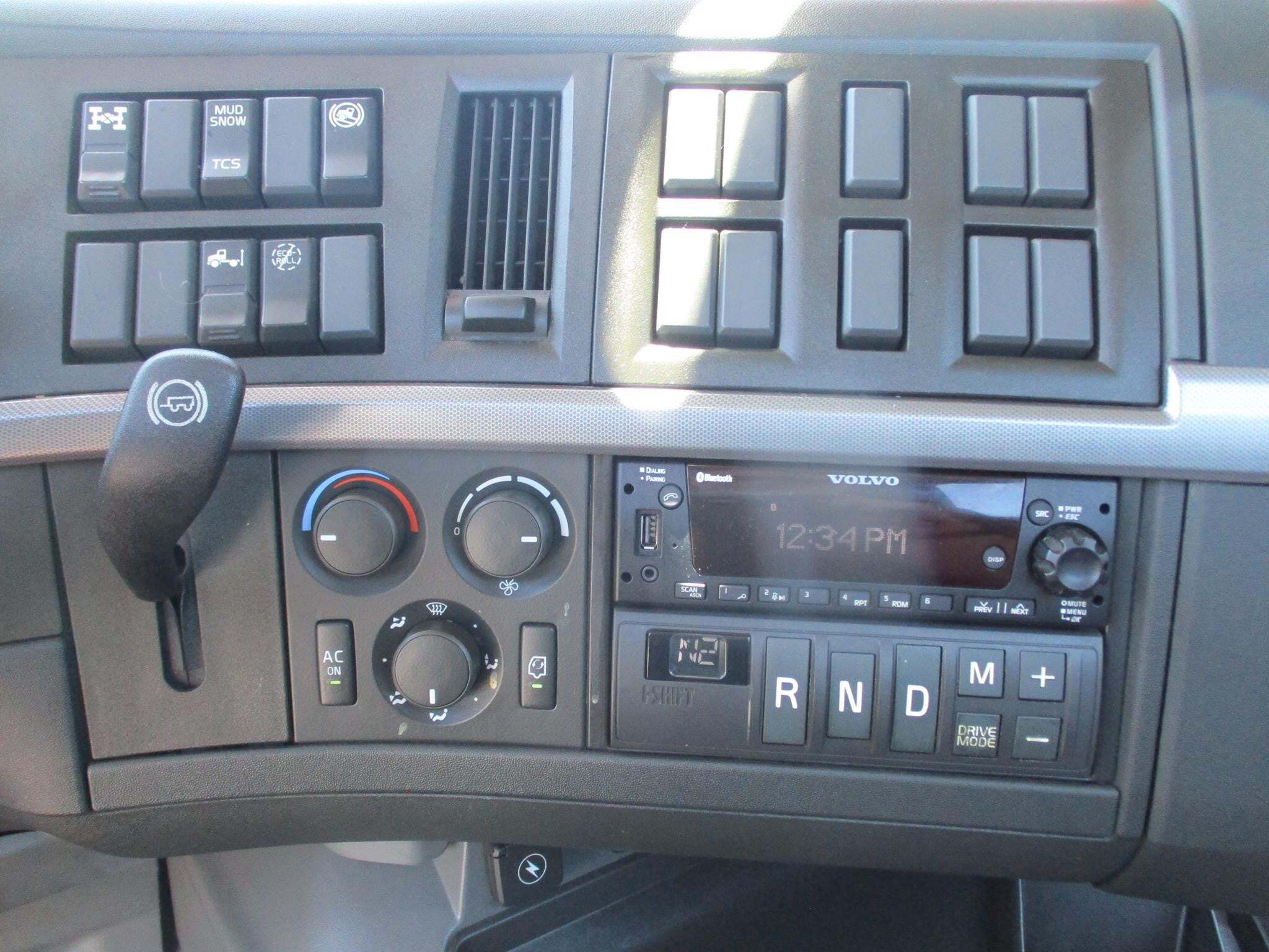 2022 Volvo VNR64T300