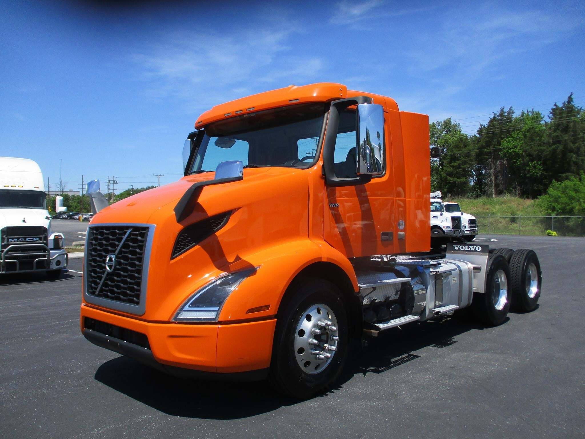 2022 Volvo VNR64T300