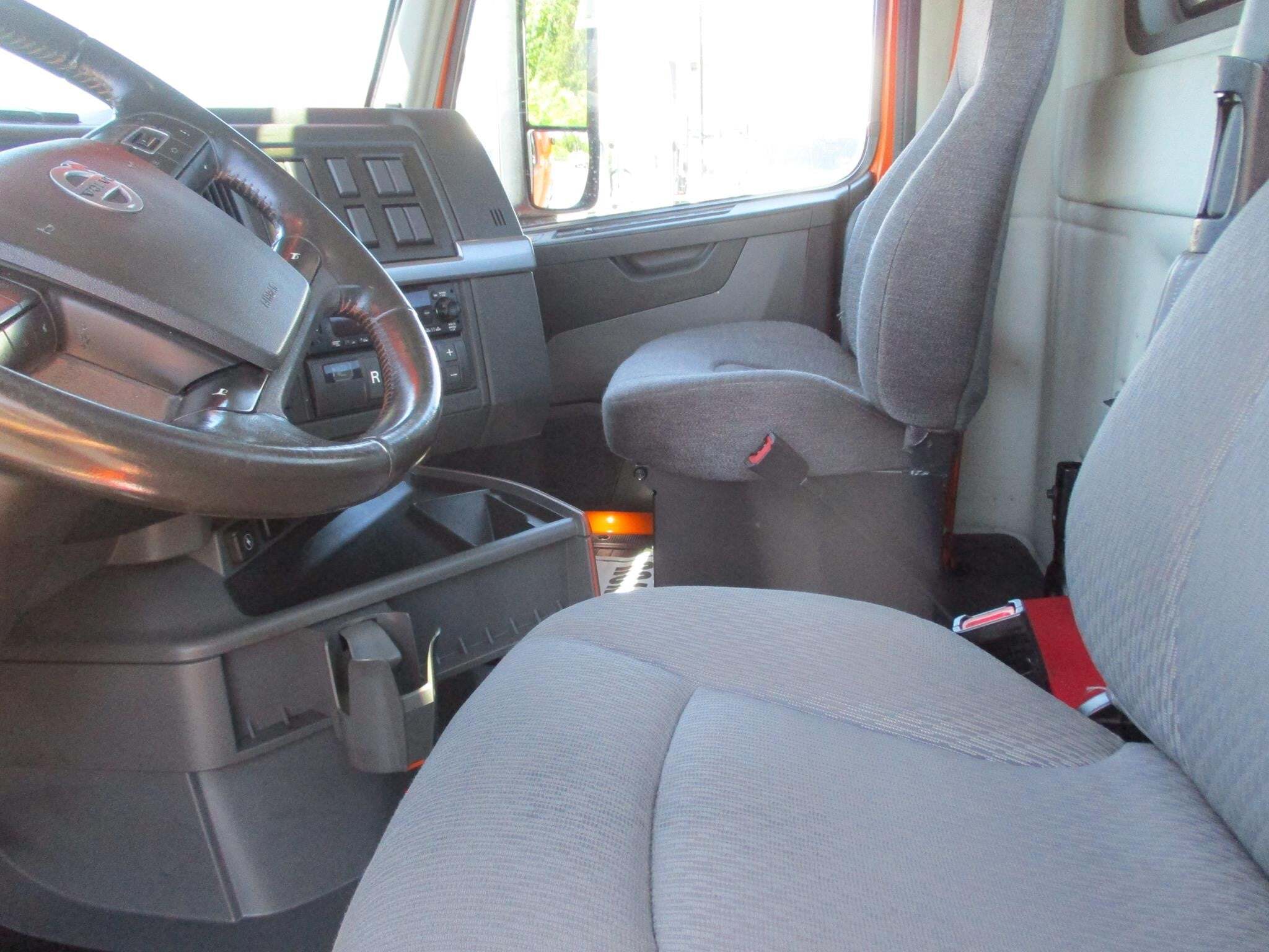 2022 Volvo VNR64T300