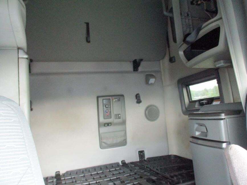 2020 Volvo VNL64T760