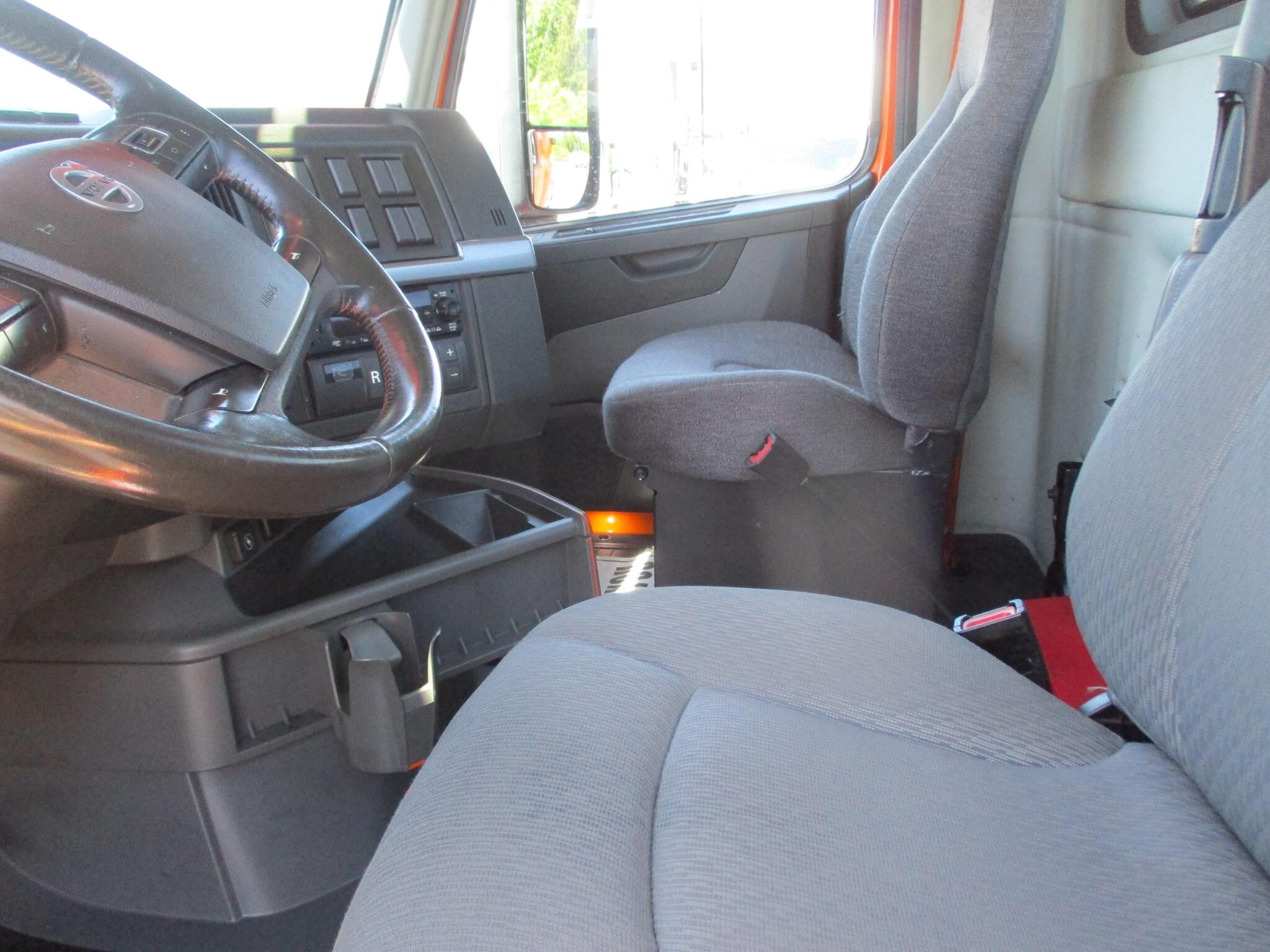 2022 Volvo VNR64T300
