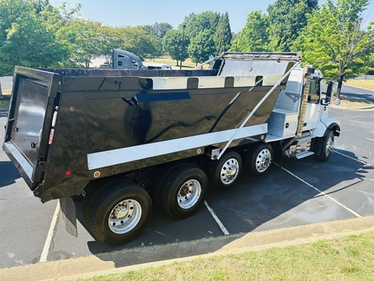 2021 Volvo VHD64F300