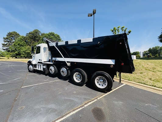 2021 Volvo VHD64F300