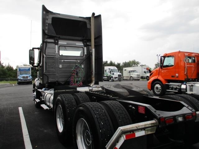 2024 Volvo VNL64T300