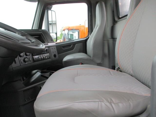 2024 Volvo VNL64T300