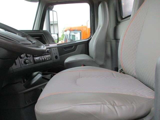 2024 Volvo VNL64T300
