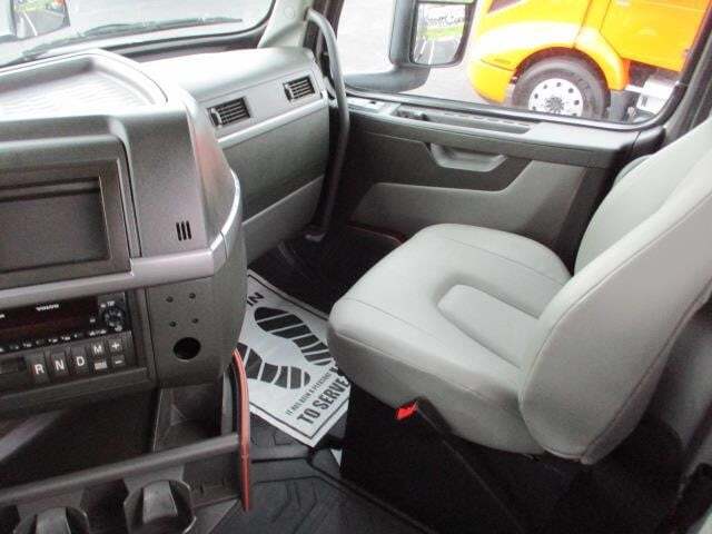 2024 Volvo VNL64T300