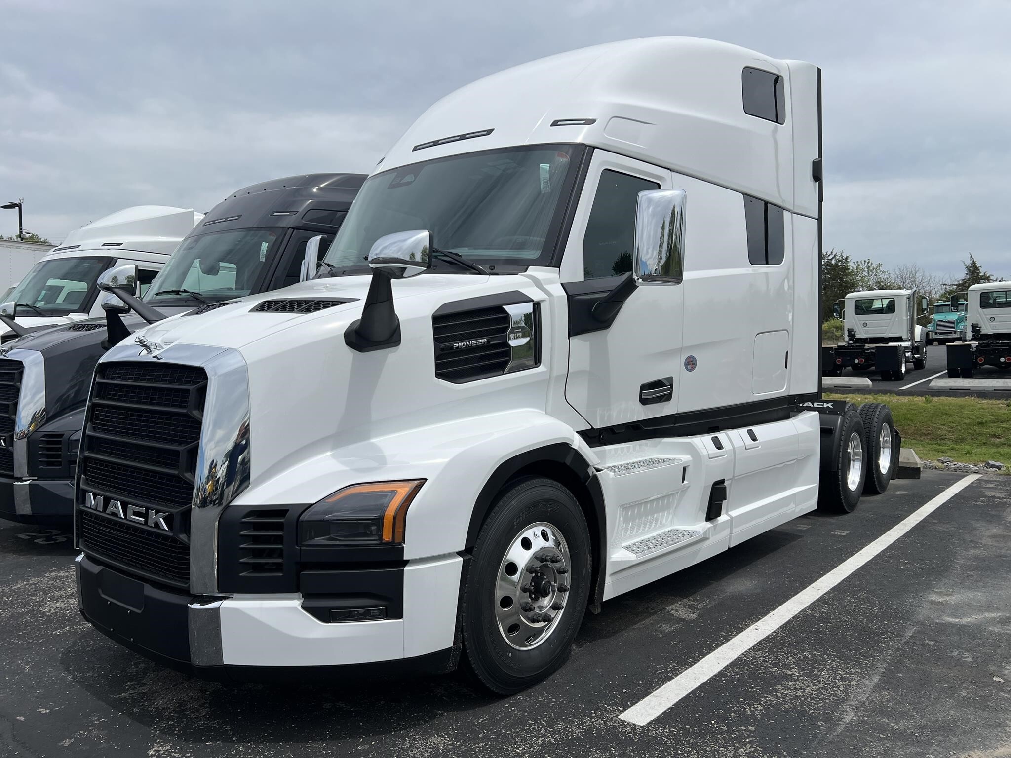 Photo of 2027 Mack PIONEER