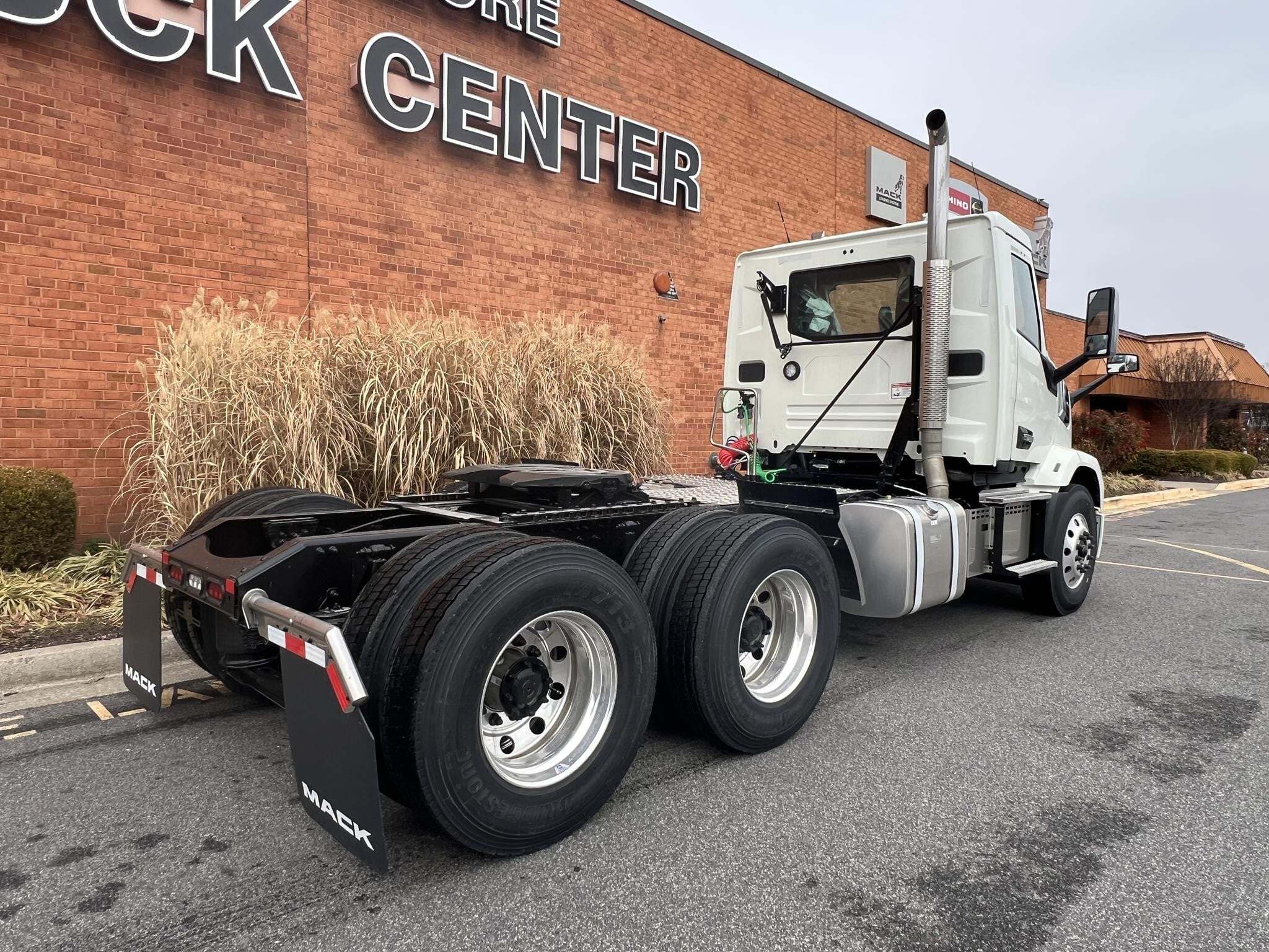 2027 Mack ANTHEM 64T