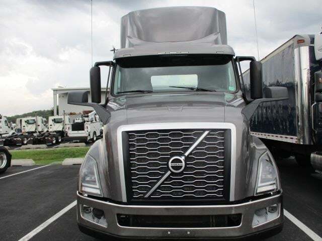 2024 Volvo VNL64T300