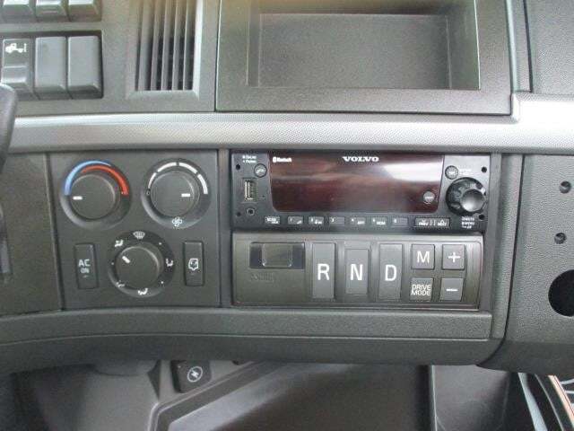 2024 Volvo VNL64T300