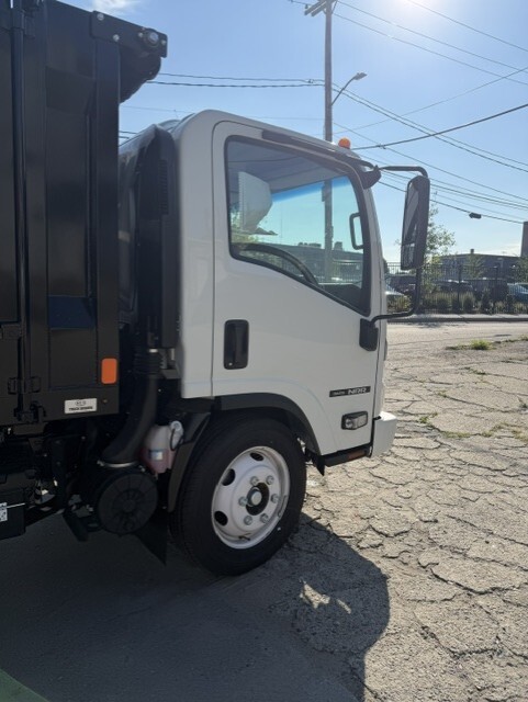 2025 Isuzu NRR